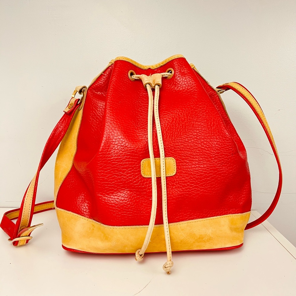 ❌SOLD❌ Vintage Red Textured Faux Leather Drawstring Bucket Bag - Picture 1 of 10